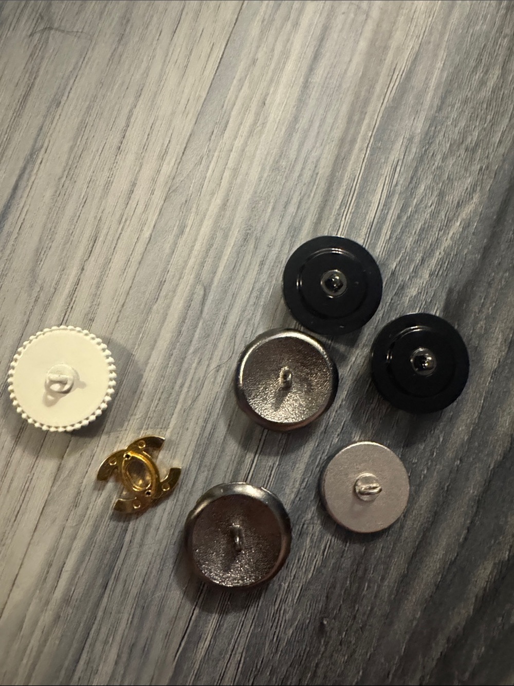 Beautiful, very rare, and authentic  CHANEL buttons - Picture 5 of 5